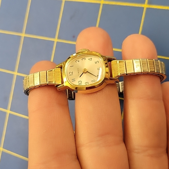 Timex Accessories Vintage Timex Gold Tone Stretch Band Watch Poshmark